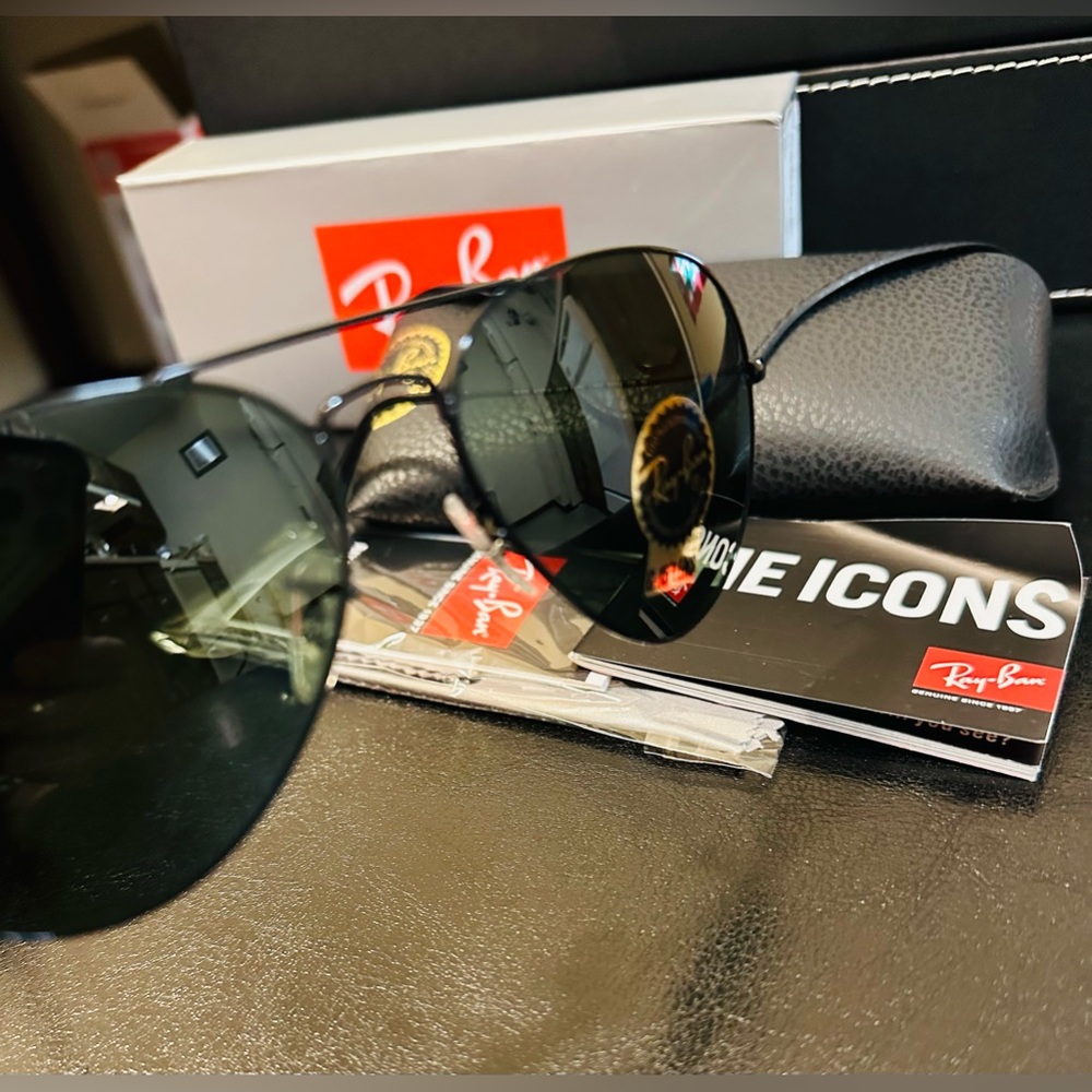 Ray-Ban  rb3025 Classic Aviator Sunglasses.